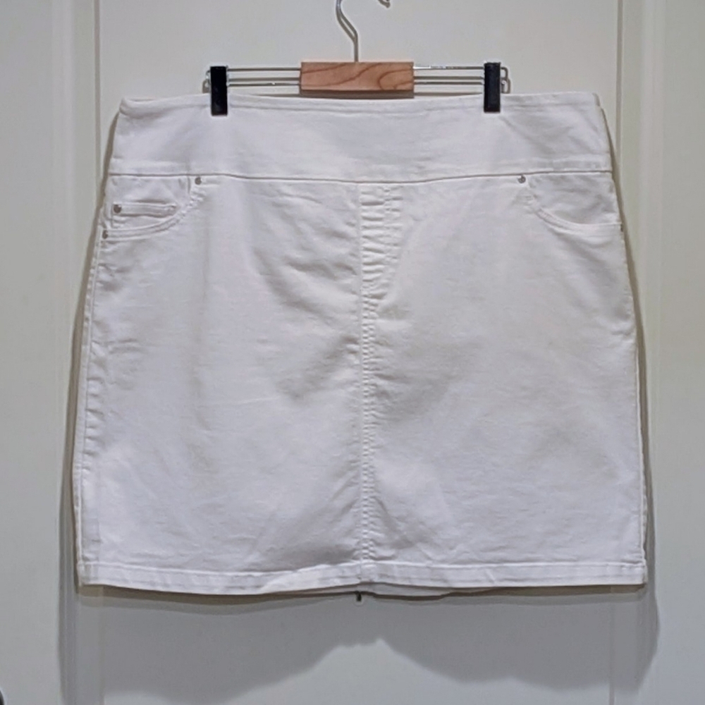 3/$30 EUC S.C. & Co. XL White Cotton Stretch Denim Skirt with Built In Shorts